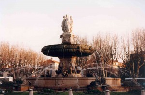 Illustration de la santoline avec la rotonde à Aix en provence